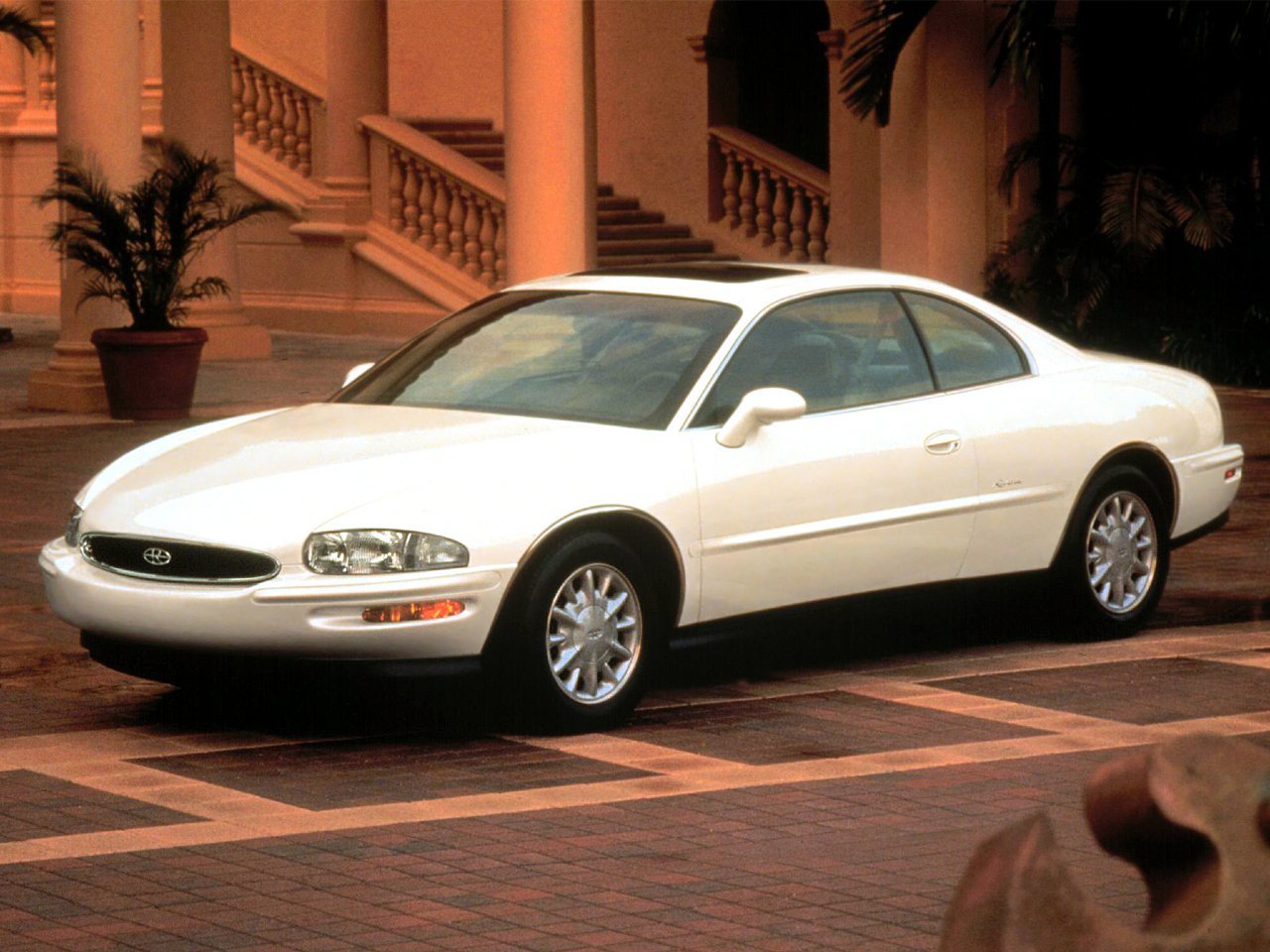 Buick Riviera VIII (Купе, 1994-2000)