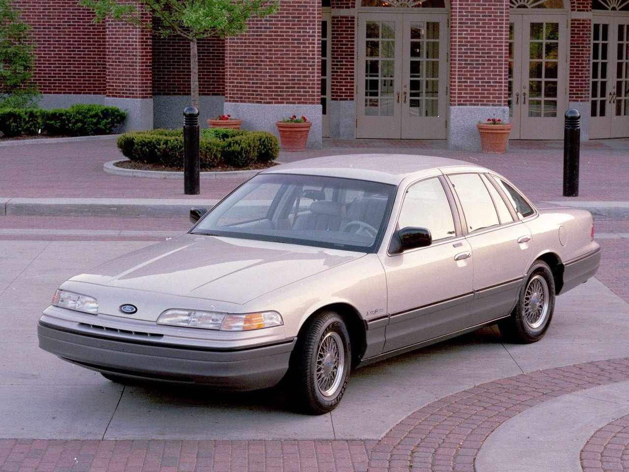 Ford Crown Victoria I (Седан, 1992-1997)