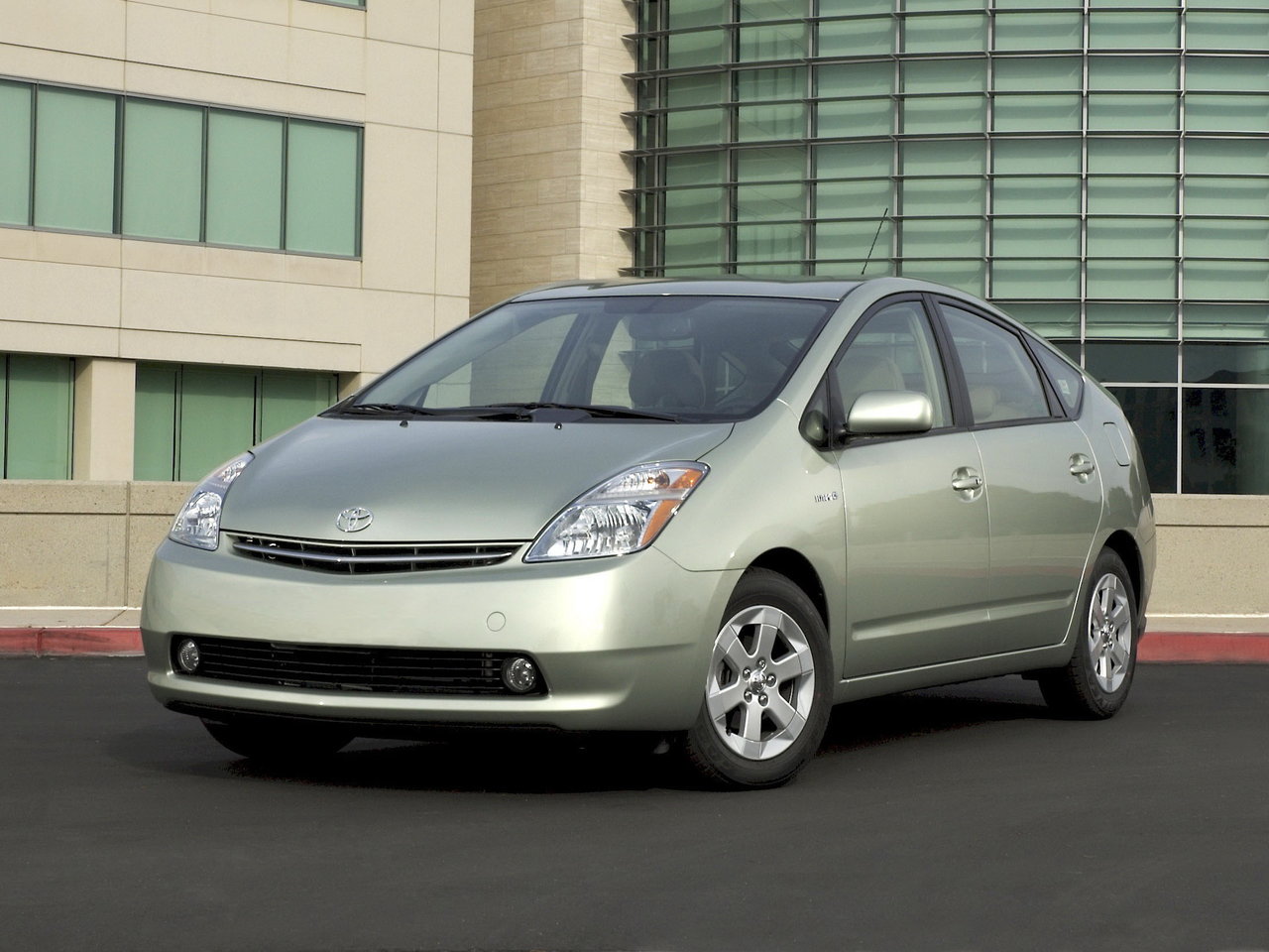 Toyota Prius II Рестайлинг (Хэтчбек 5 дверей, 2005-2011)