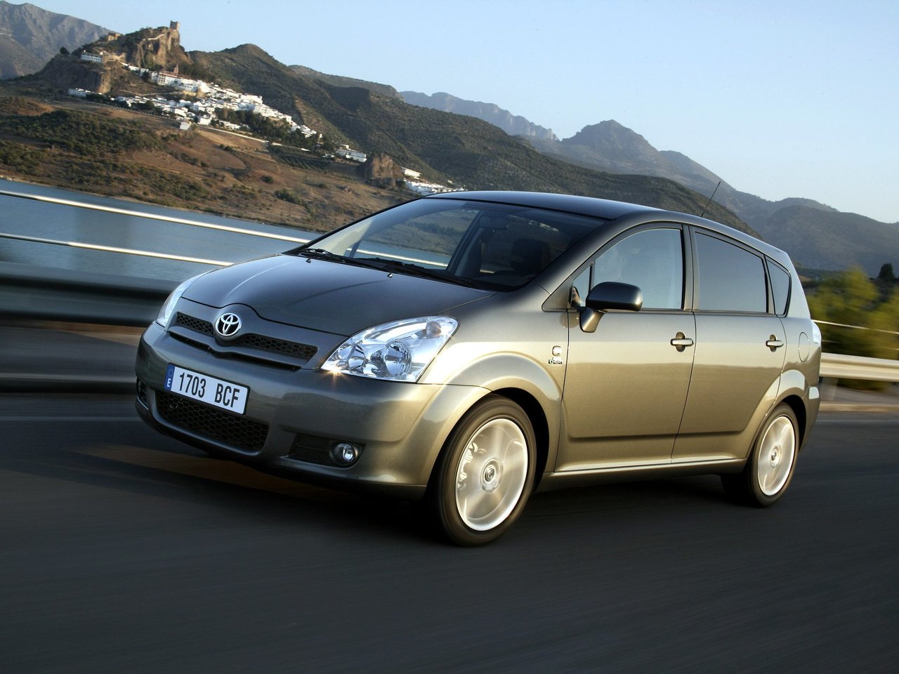 Toyota Corolla Verso I Рестайлинг (Компактвэн, 2004-2007)