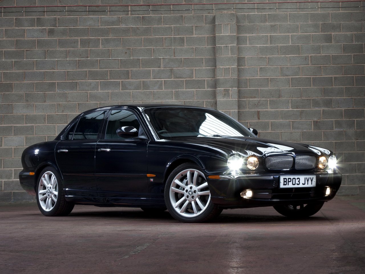 Jaguar XJR III X350 (Седан, 2003-2007)