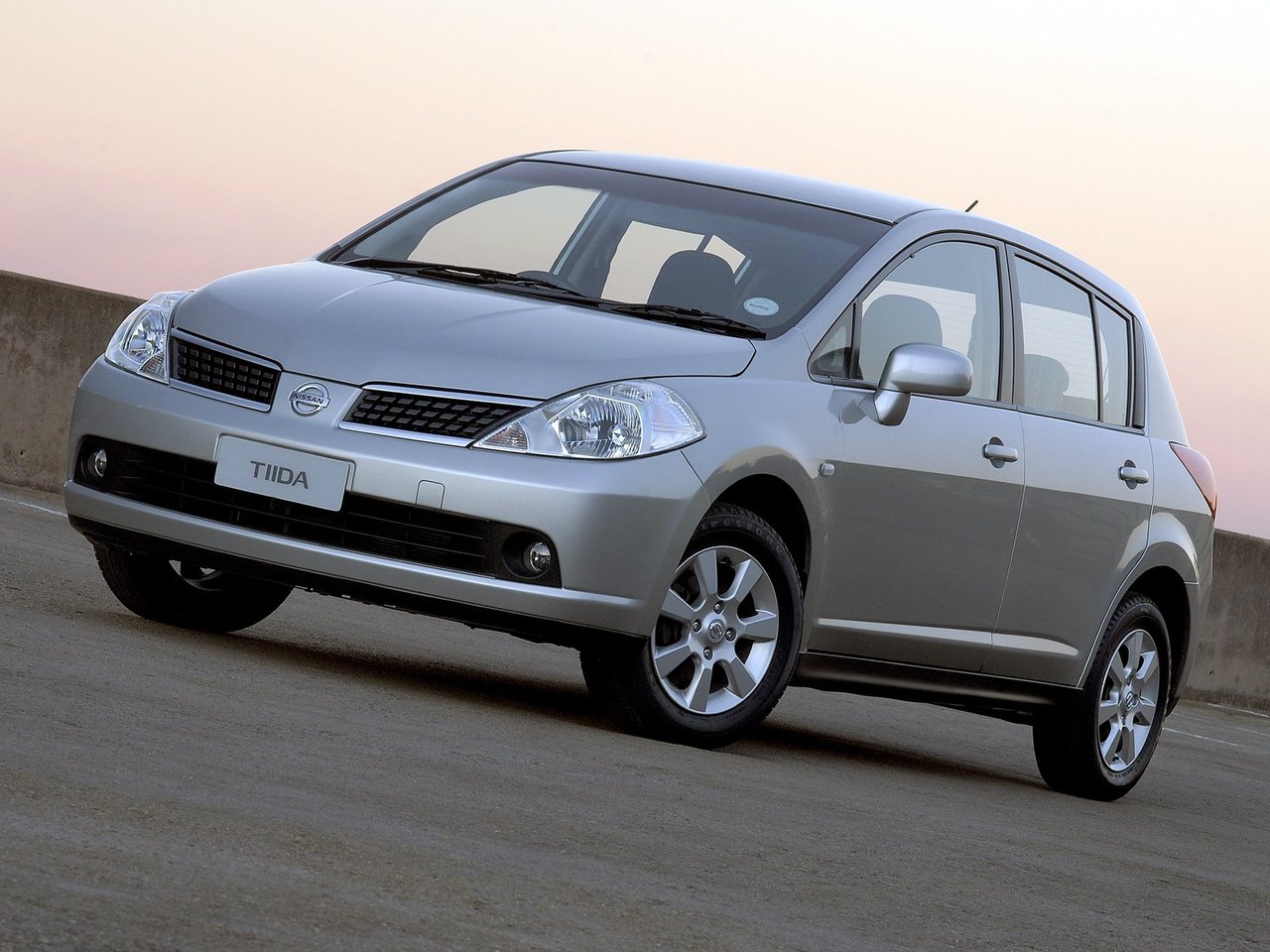 Nissan Tiida I (Хэтчбек 5 дверей, 2004-2012)