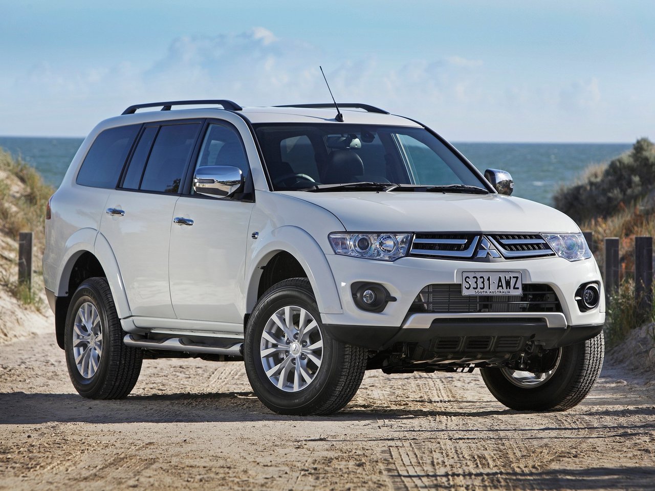 Mitsubishi Challenger II Рестайлинг (Внедорожник 5 дверей, 2013-2015)