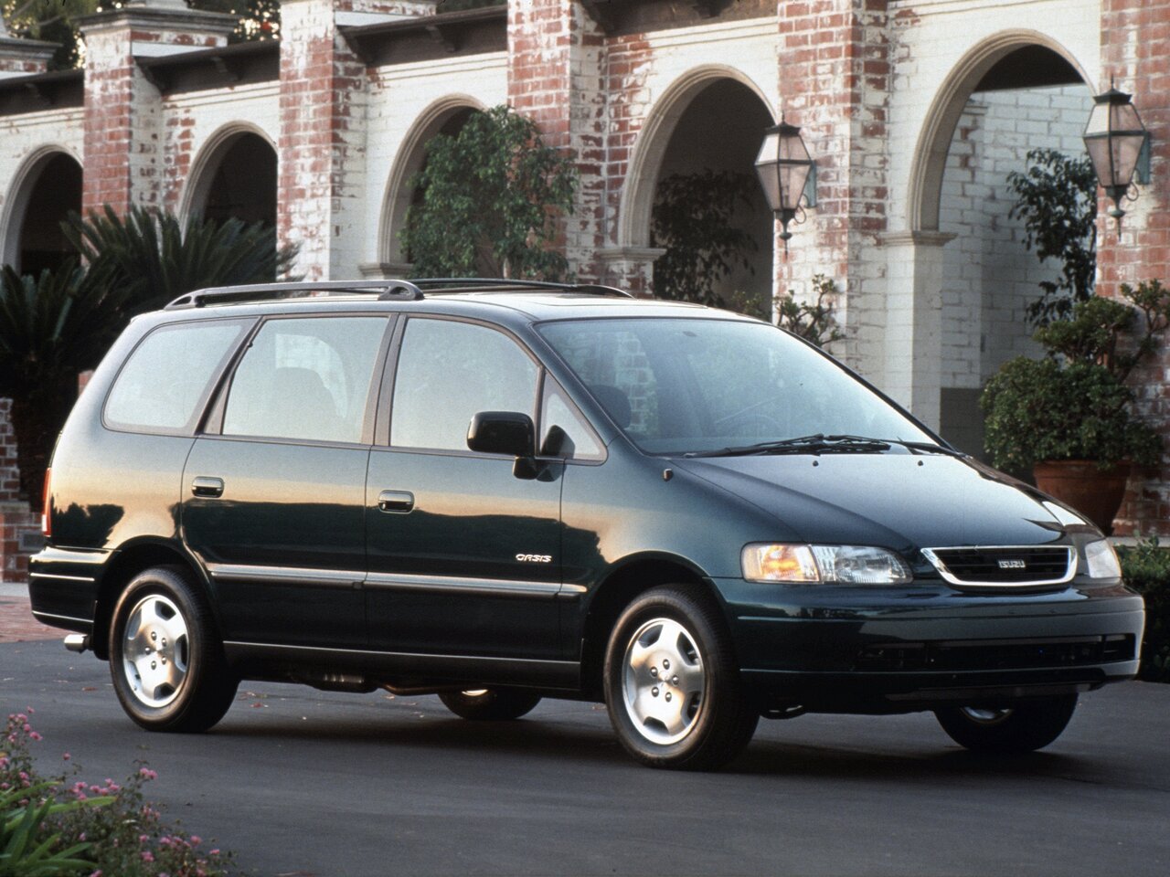 Isuzu Oasis (Компактвэн, 1995-1999)